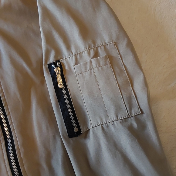 🌺 NEW Mens Urbanfind Tan/Black Lightweight Sportswear Jacket w/Tech Pocket - Picture 8 of 12